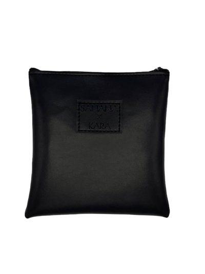 Grande pochette en cuir de pomme noir avec fermeture éclair noire exclusivité Kara x Sanana Karine 3 Kara Bijoux