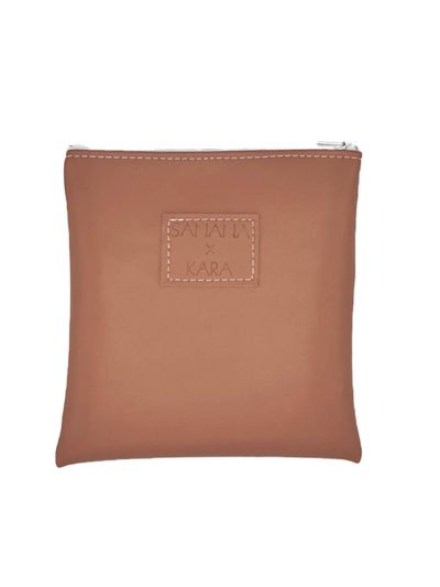 Grande pochette rose blush avec fermeture éclair blanche faite en cuir de pomme exclusivité Kara x Sanana Karine 4 Kara Bijoux