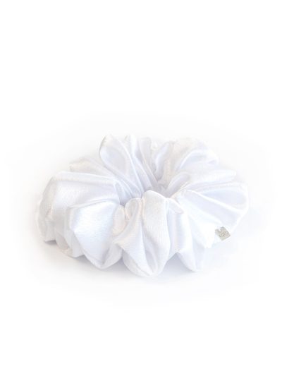 Chouchou fluffy satiné couleur blanc pur accessoires Collection de Noël 2022 Magie 12 Kara Bijoux