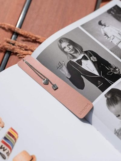 Signet en cuir de pomme rose avec breloques bijoux dans un livre Karine 6 collection Kara x Sanana automne 2023 Kara Bijoux