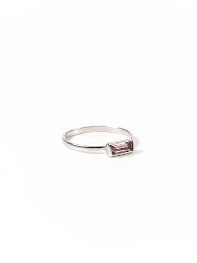 Bague délicate en argent sterling ornée d'un cristal rectangulaire mauve Lovely 4 hiver 2024 Kara Bijoux