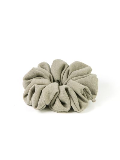 Moyen chouchou ultra fluffy mat de couleur kaki Ollie 2 printemps-été 2024 Kara Bijoux