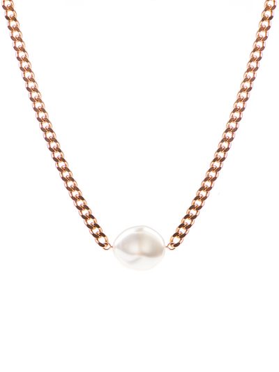 Collier court chaîne mailles courbes en acier inoxydable de ton or rose orné d'une perle baroque blanche au centre Ollie 2 été 2024 Kara Bijoux-2