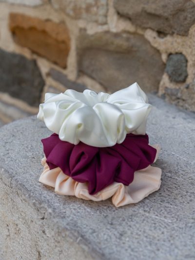 Photo lifestyle chouchous chics ivoire, bourgogne et pêche Prestige automne 2024 Kara Bijoux