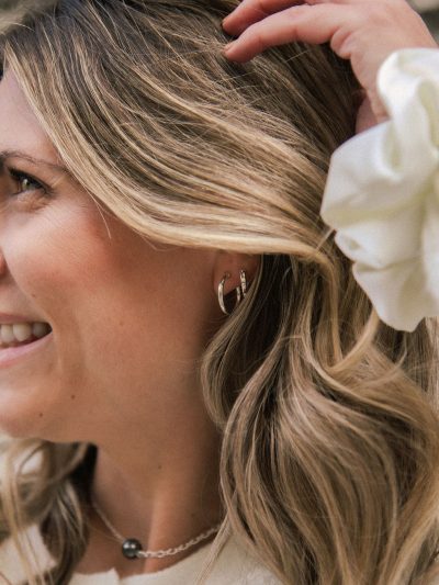 Photo lifestyle Karine avec boucles d'oreilles anneaux argent sterling .925 classiques Florence 2 et 3 automne 2024 Kara Bijoux-1