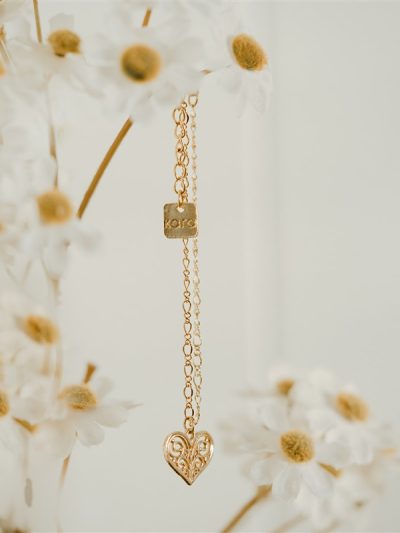 Photo lifestyle Bracelet délicat chaîne Figaro avec coeur filigrane placage or style vintage chic Amour 2 St-Valentin 2025 Kara Bijoux