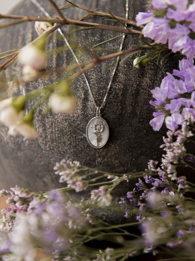 Photo lifestyle collier Marguerite 2 chaîne argent .925 avec pendentif fleur de naissance sur nacre printemps 2025 Kara Bijoux
