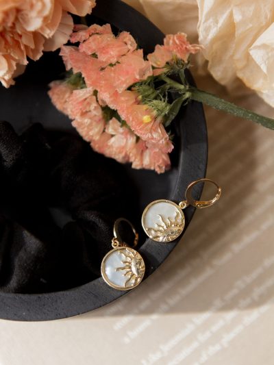 Photo lifestyle boucles d'oreilles inox or avec pendentifs ronds demi-soleil et nacre Iris 2 printemps 2025 Kara Bijoux