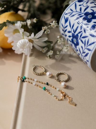 Photo lifestyle barcelet boho chic Iris 2 billes et cristaux facettés tons de vert et boucles Marguerite 2 Kara Bijoux