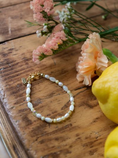 Photo lifetsyle bracelet Iris 4 billes de coquillage, cristaux et perles d'eau douce blanc et jaune pâle printemps 2025 Kara Bijoux