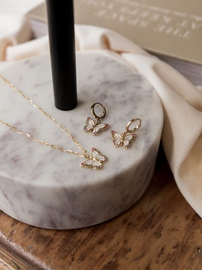 Photo lifestyle collier et boucles d'oreilles plaqué or 14K avec papillon émail crème et zircons multicolores Alma 3 Kara Bijoux-1